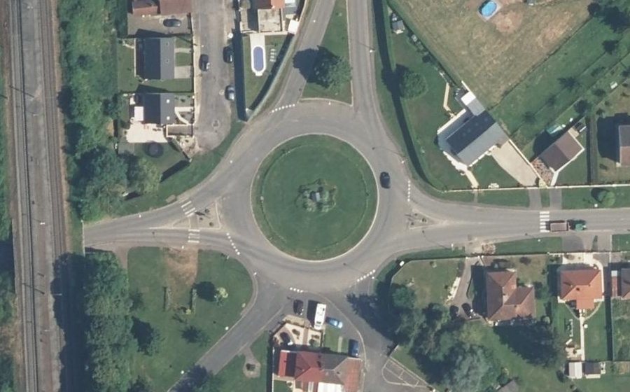 Vue aérienne du Rond-point anonyme n°183717368