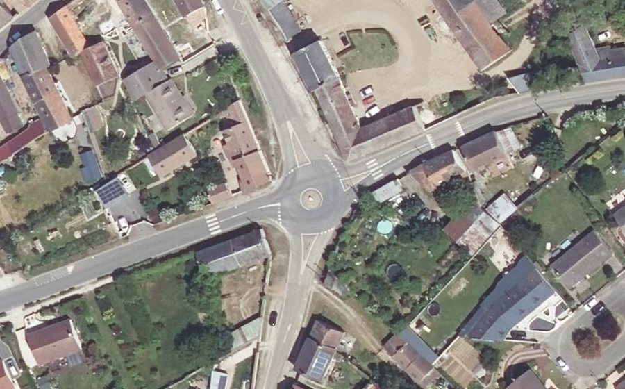 Vue aérienne du Rond-point anonyme n°183730290