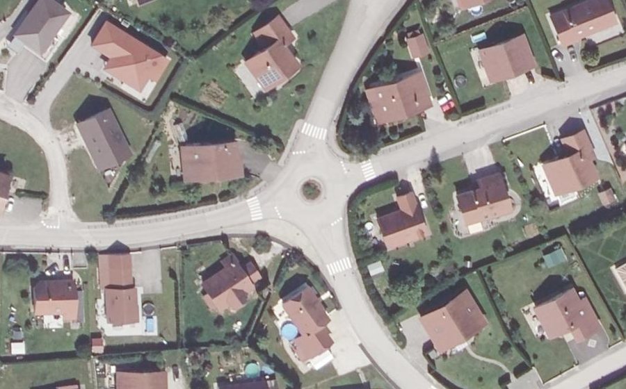 Vue aérienne du Rond-point anonyme n°183747428