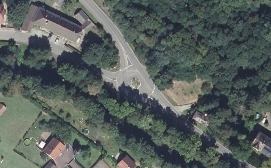 Vue aérienne du Rond-point anonyme n°183757851