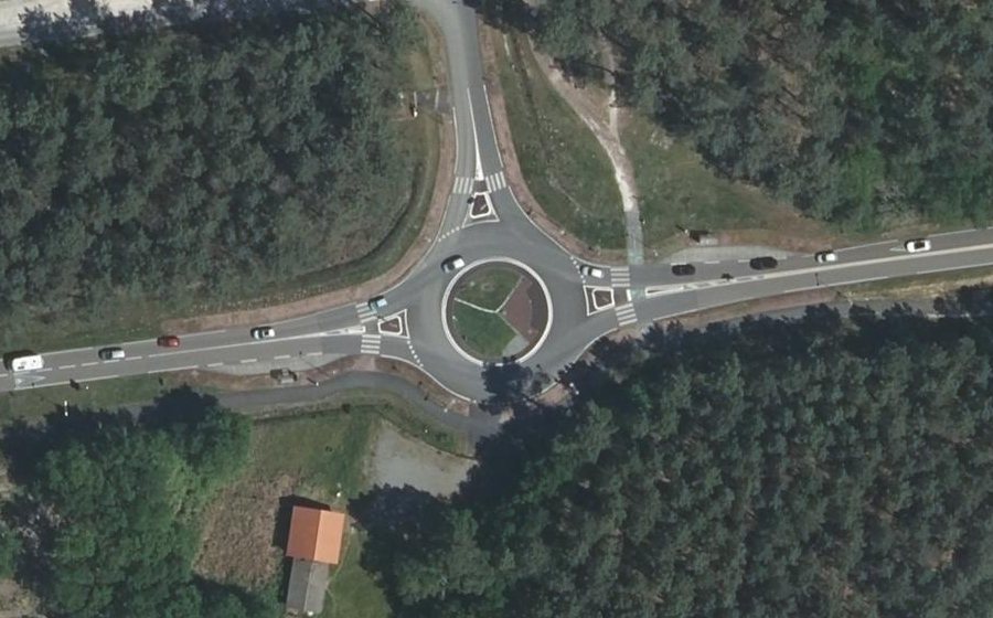 Vue aérienne du Rond-point anonyme n°183771783