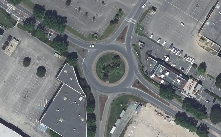 Vue aérienne du Rond-point anonyme n°183778072