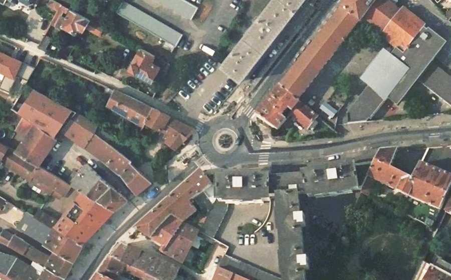 Vue aérienne du Rond-point anonyme n°18378241