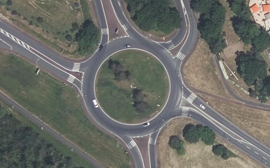 Vue aérienne du Rond-point anonyme n°183788087