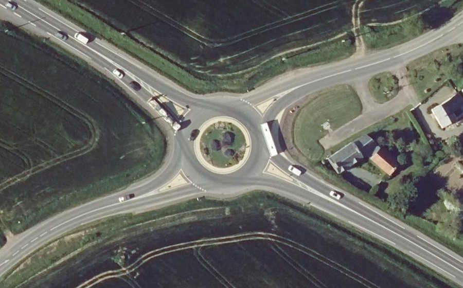Vue aérienne du Rond-point anonyme n°183791599