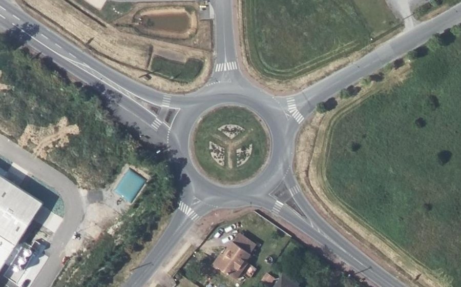 Vue aérienne du Rond-point anonyme n°183822747