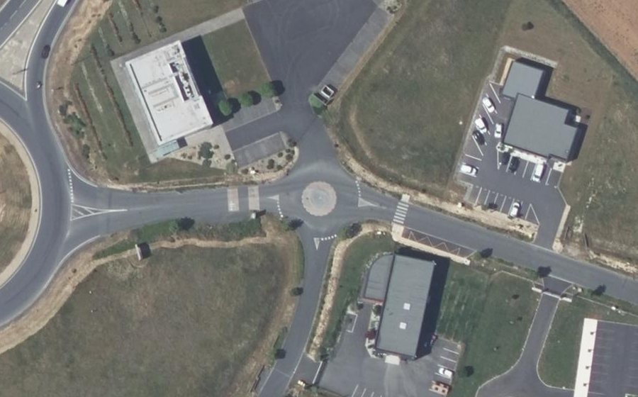 Vue aérienne du Rond-point anonyme n°183822796