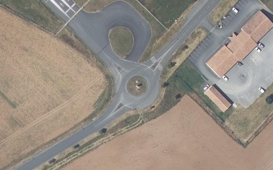 Vue aérienne du Rond-point anonyme n°183822808