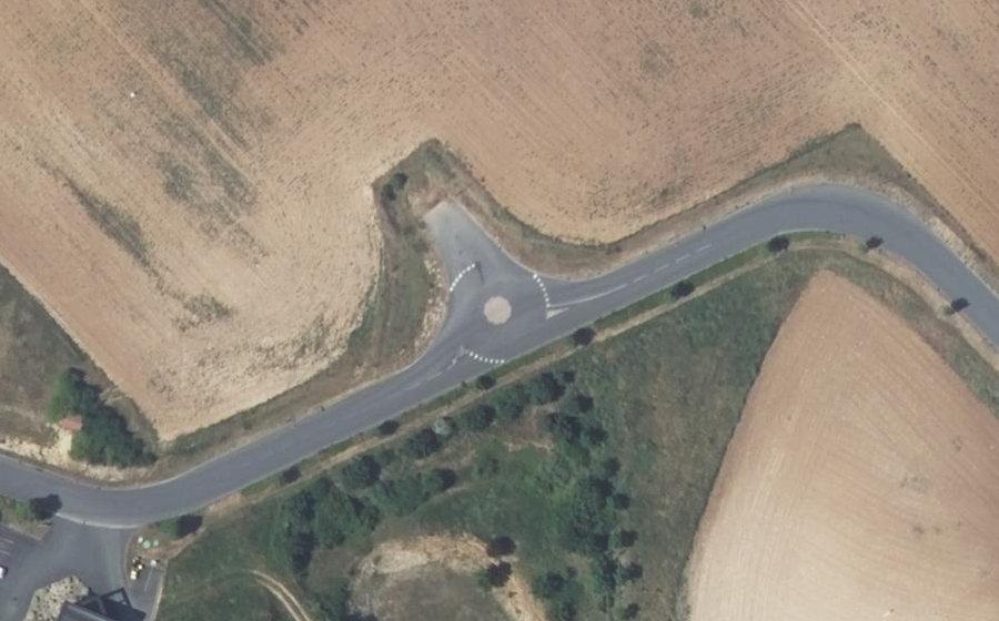 Vue aérienne du Rond-point anonyme n°183822809