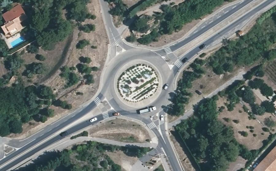 Vue aérienne du Rond-point anonyme n°183835986