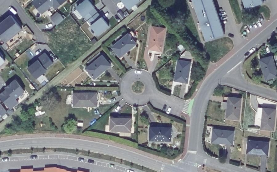 Vue aérienne du Rond-point anonyme n°183840179