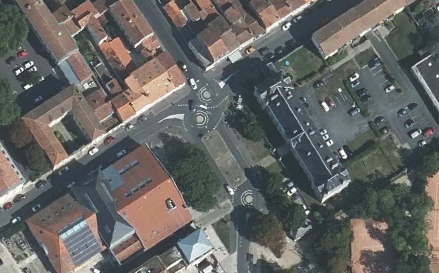 Vue aérienne du Rond-point anonyme n°183842719