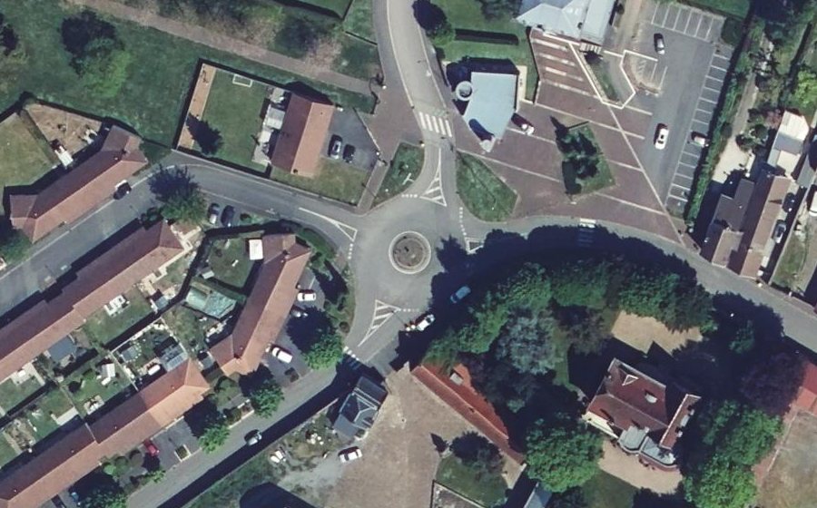 Vue aérienne du Rond-point anonyme n°183865887