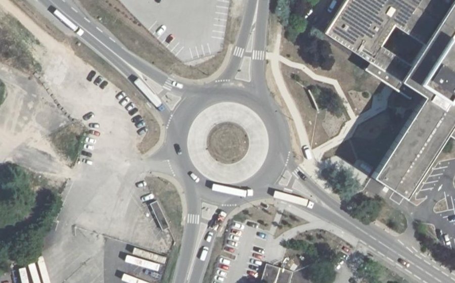 Vue aérienne du Rond-point anonyme n°183867227