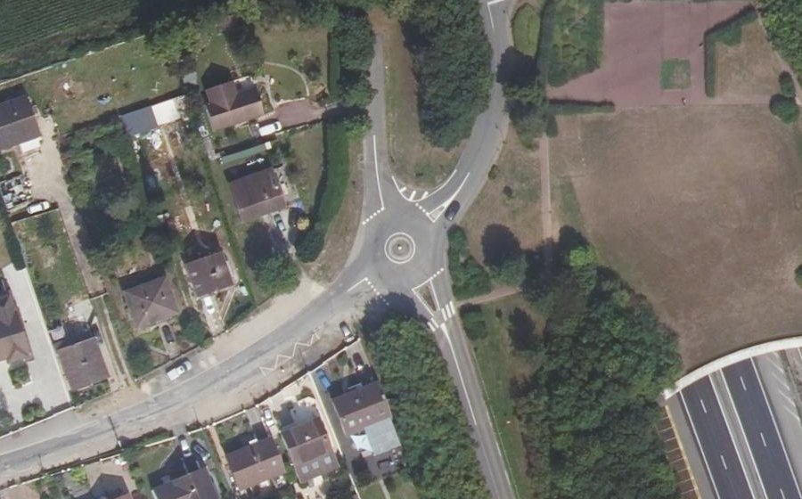 Vue aérienne du Rond-point anonyme n°183870275