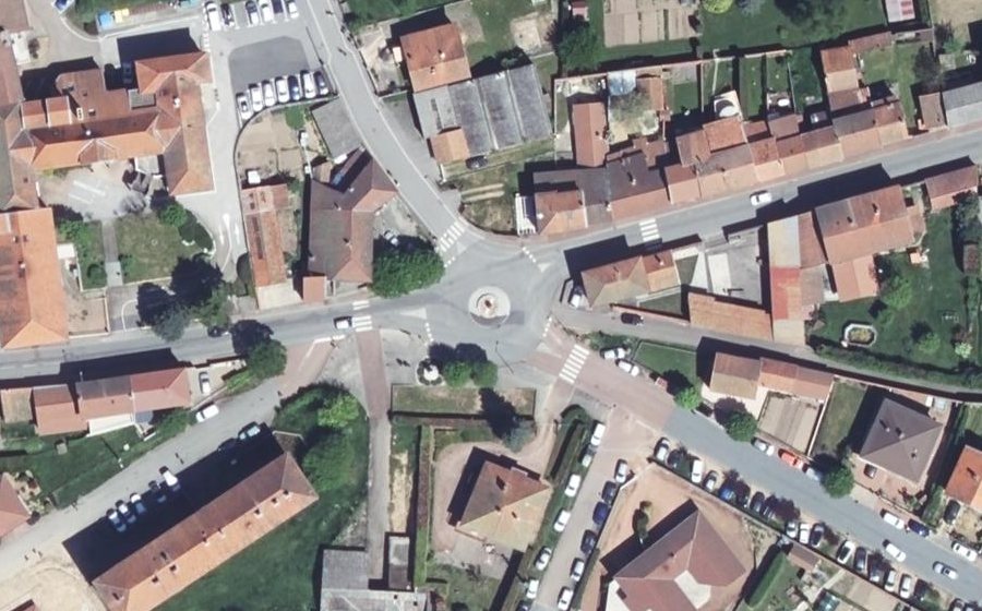Vue aérienne du Rond-point anonyme n°183871454