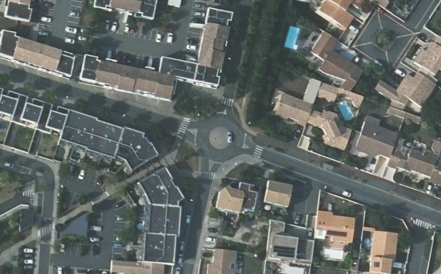 Vue aérienne du Rond-point anonyme n°183877149