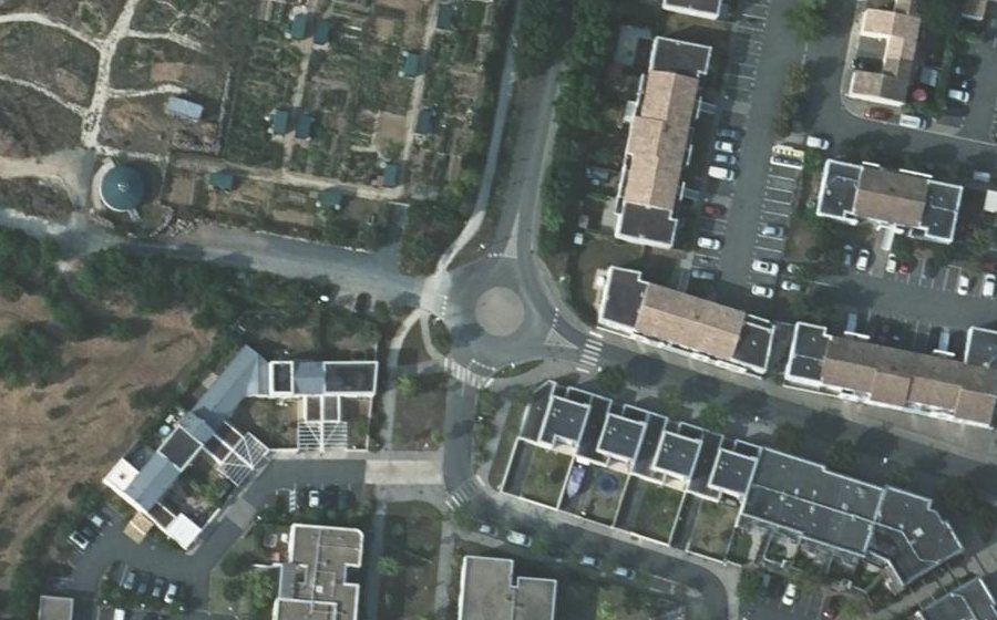 Vue aérienne du Rond-point anonyme n°183877186