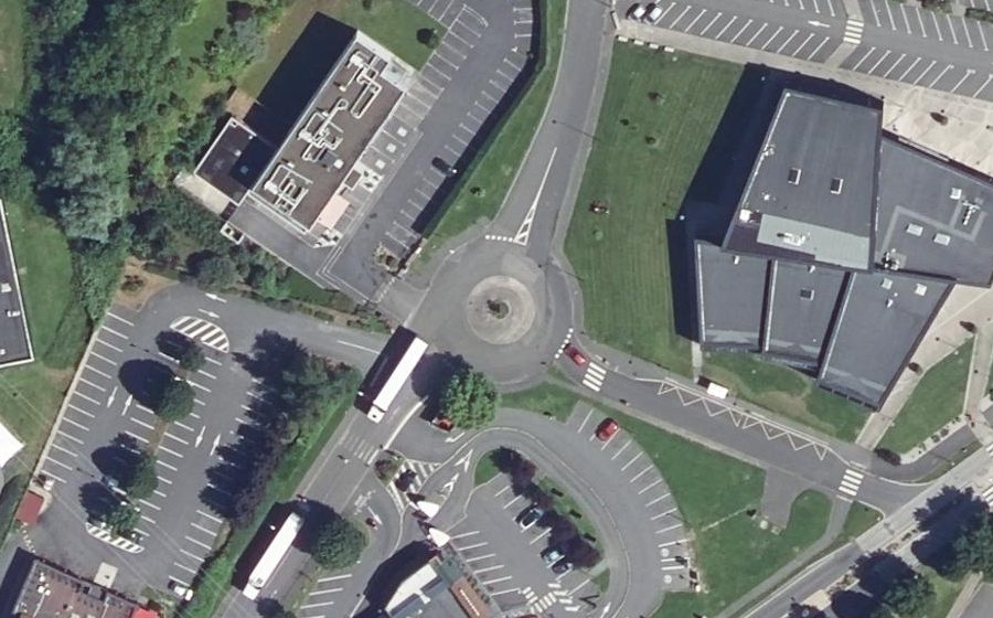 Vue aérienne du Rond-point anonyme n°183877548