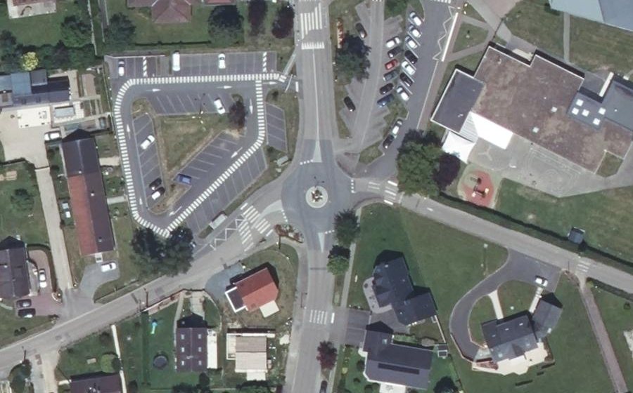 Vue aérienne du Rond-point anonyme n°183881070