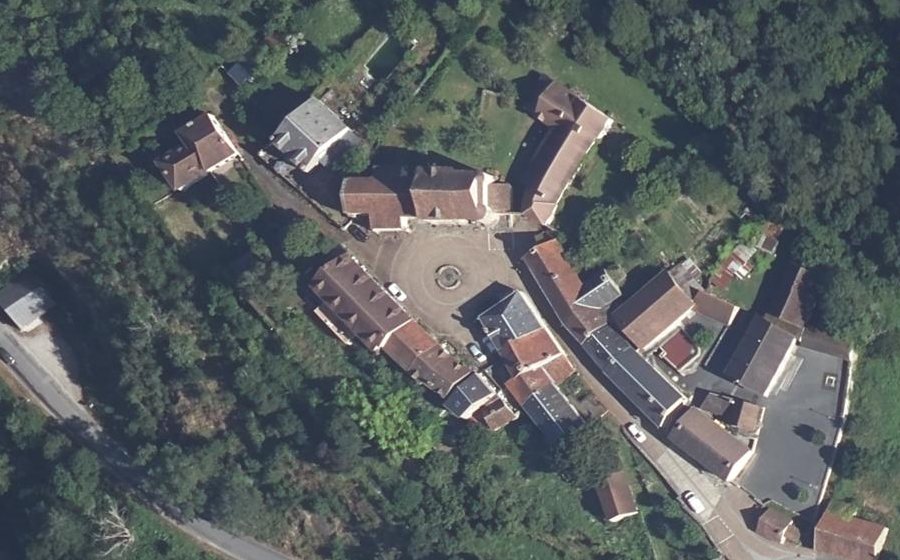 Vue aérienne du Rond-point anonyme n°183896146