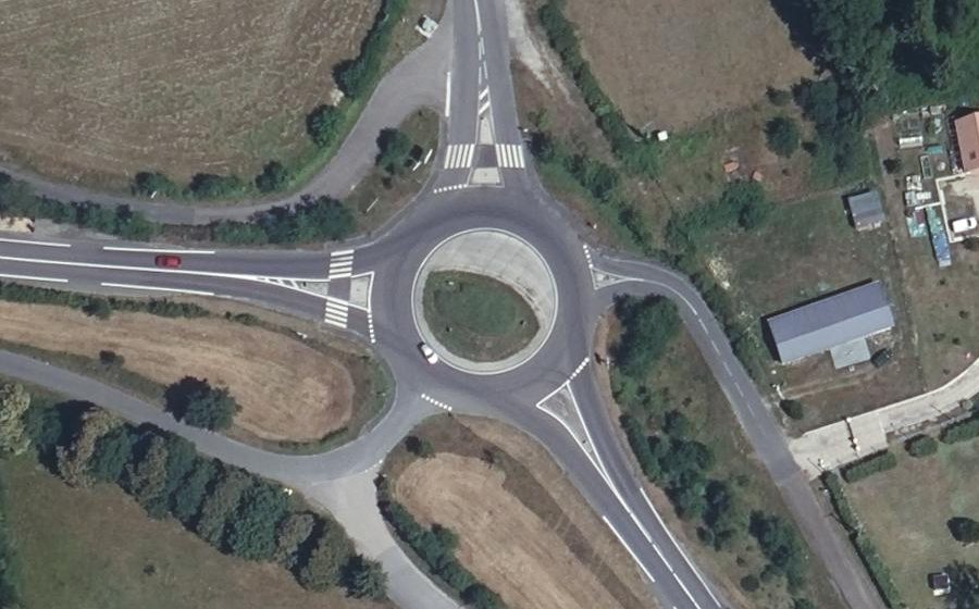 Vue aérienne du Rond-point anonyme n°183923548