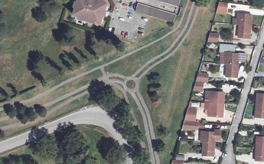 Vue aérienne du Rond-point anonyme n°183962730