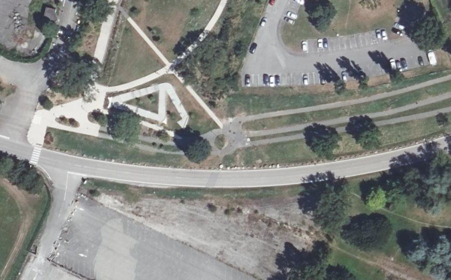 Vue aérienne du Rond-point anonyme n°183962743