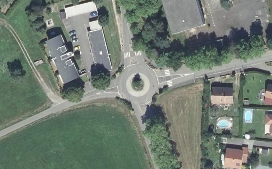 Vue aérienne du Rond-point anonyme n°183964443