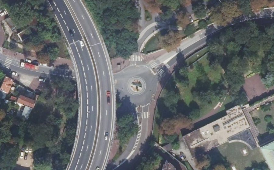 Vue aérienne du Rond-point anonyme n°183979953