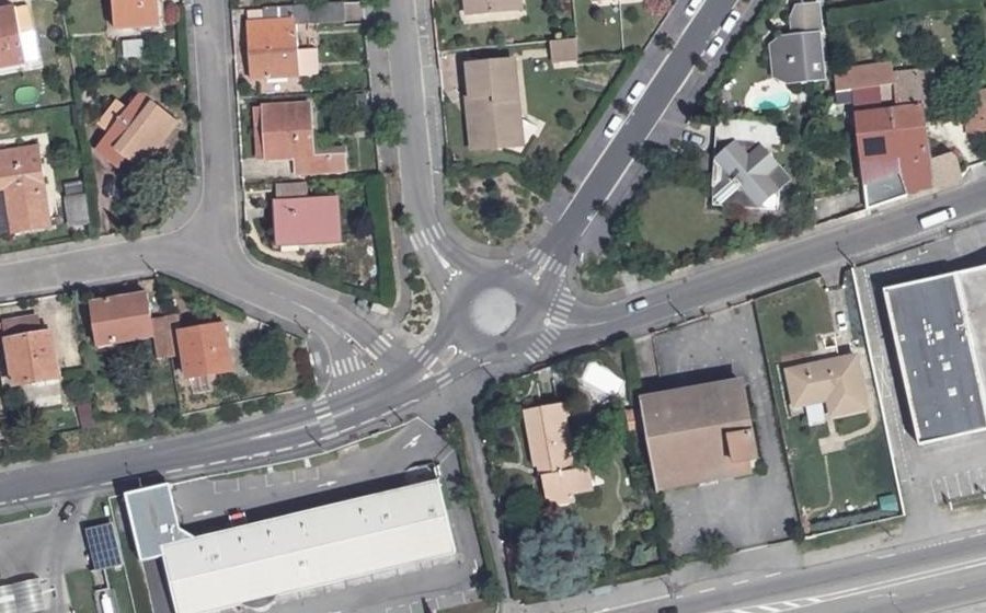 Vue aérienne du Rond-point anonyme n°184044459