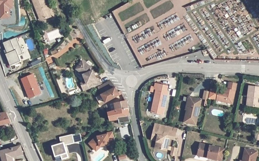 Vue aérienne du Rond-point anonyme n°184044630
