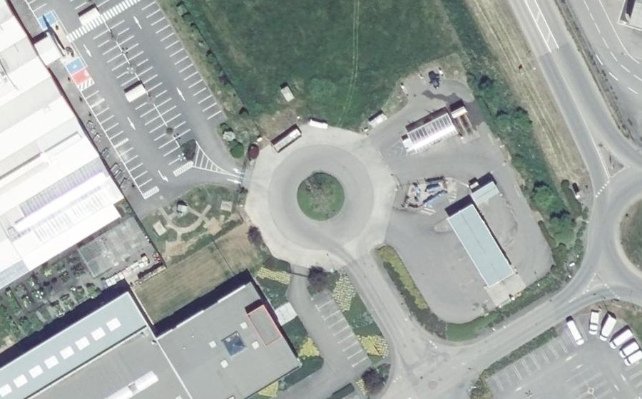 Vue aérienne du Rond-point anonyme n°184063753