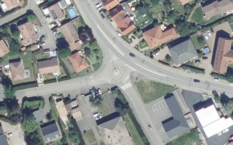 Vue aérienne du Rond-point anonyme n°184067079