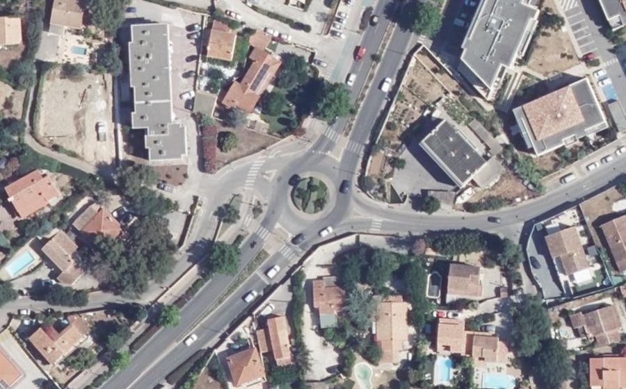 Vue aérienne du Rond-point anonyme n°184072569