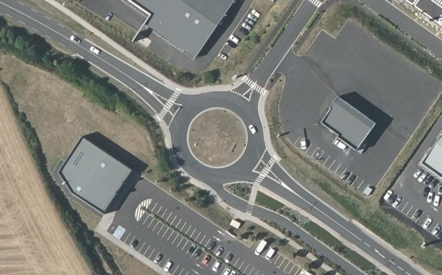 Vue aérienne du Rond-point anonyme n°184109613
