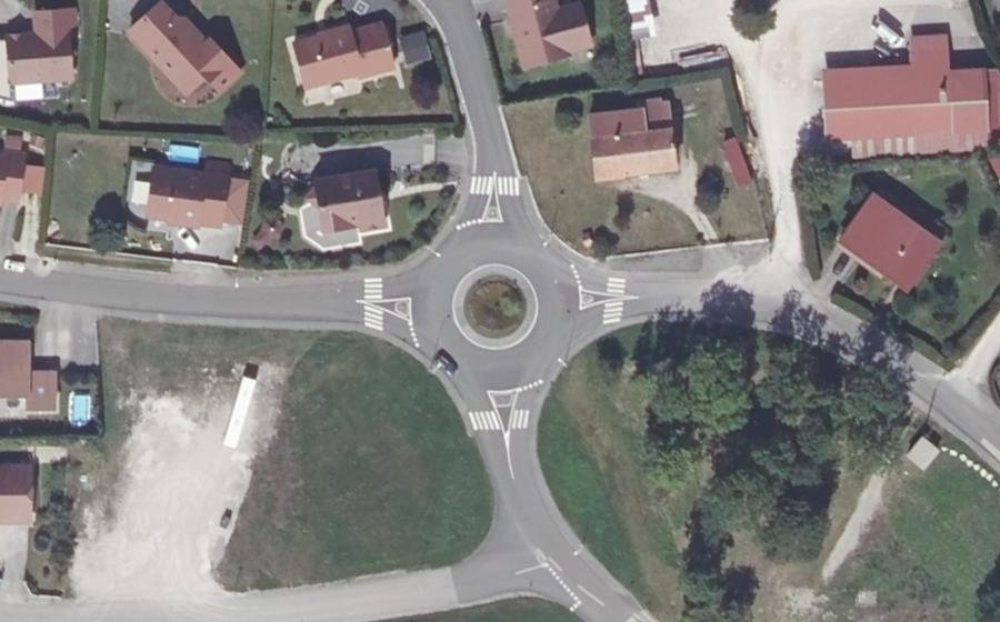 Vue aérienne du Rond-point anonyme n°184144564