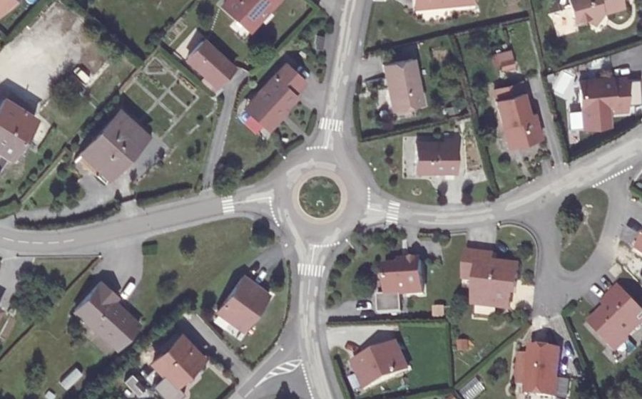 Vue aérienne du Rond-point anonyme n°184144822