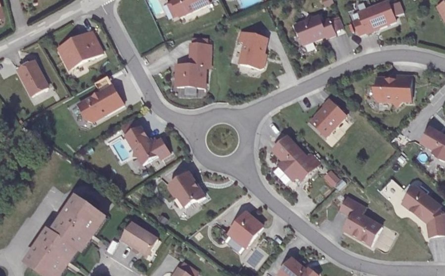 Vue aérienne du Rond-point anonyme n°184144823
