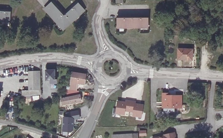 Vue aérienne du Rond-point anonyme n°184144824
