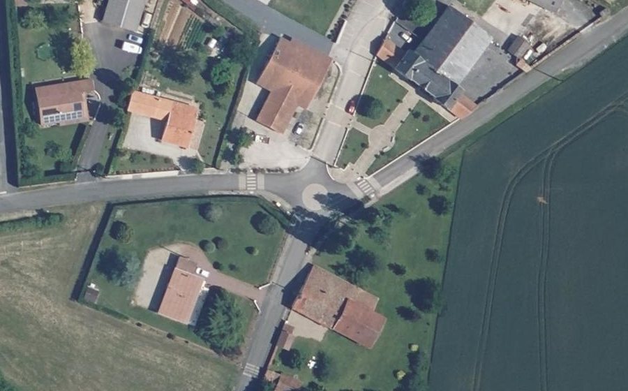 Vue aérienne du Rond-point anonyme n°184157765