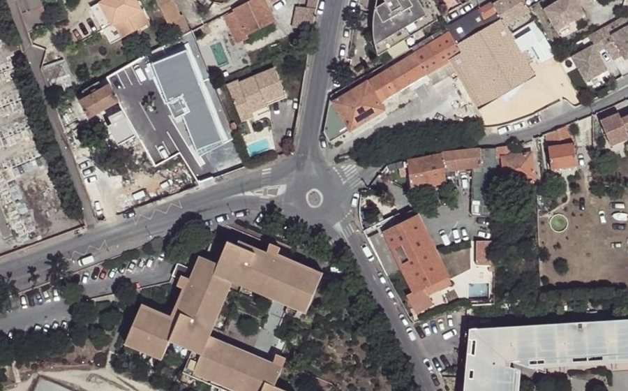 Vue aérienne du Rond-point anonyme n°184158502