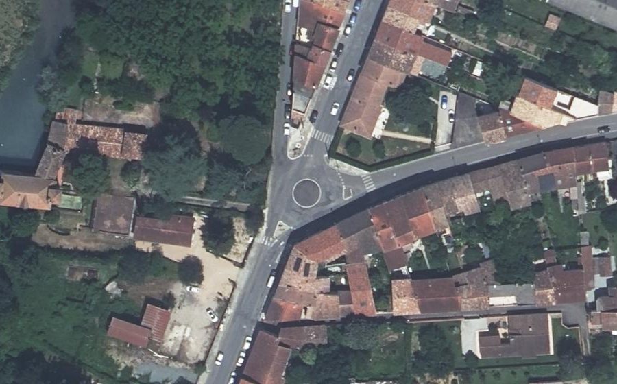 Vue aérienne du Rond-point anonyme n°184190308