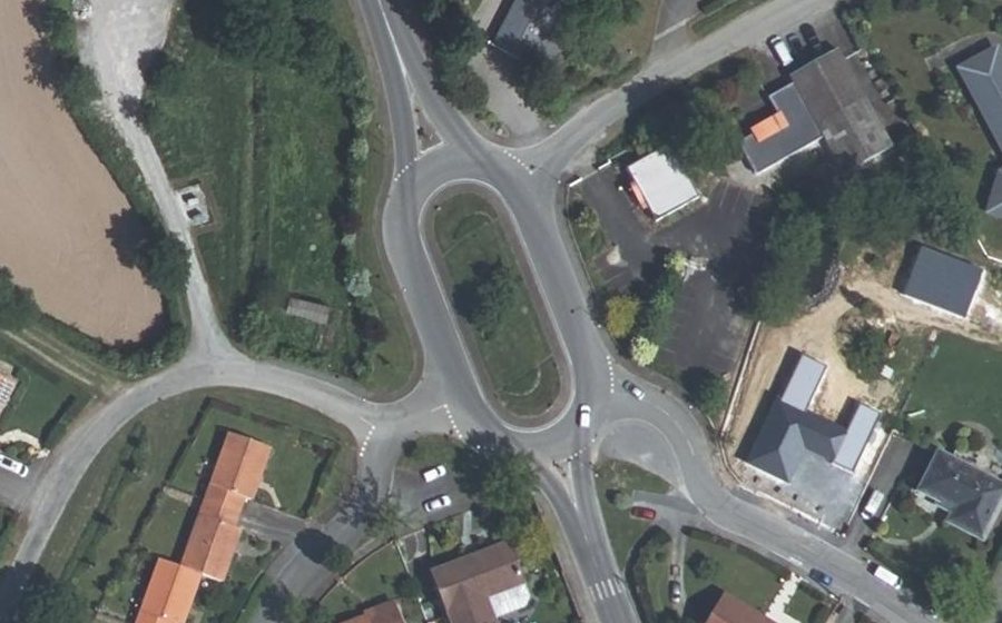 Vue aérienne du Rond-point anonyme n°184196013