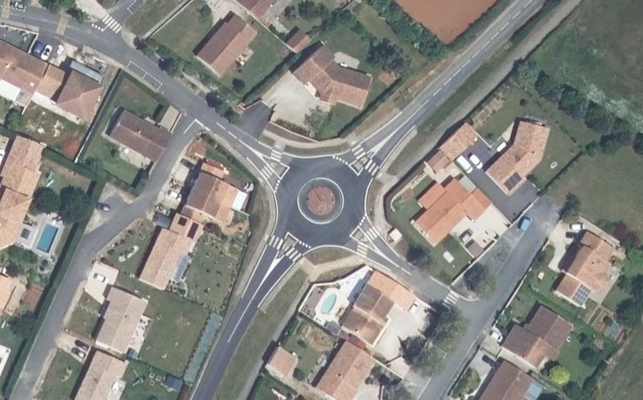 Vue aérienne du Rond-point anonyme n°184228832
