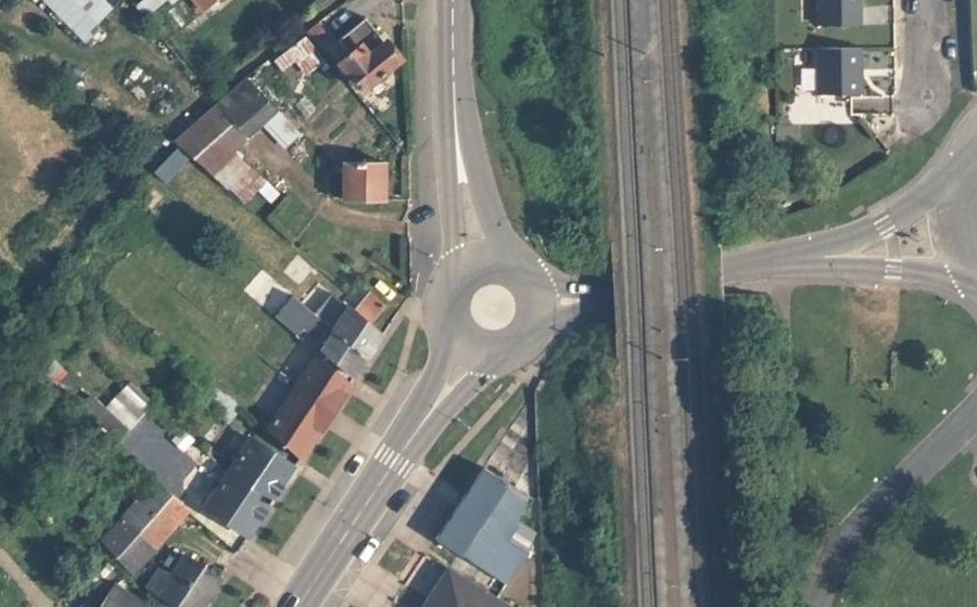 Vue aérienne du Rond-point anonyme n°184268676