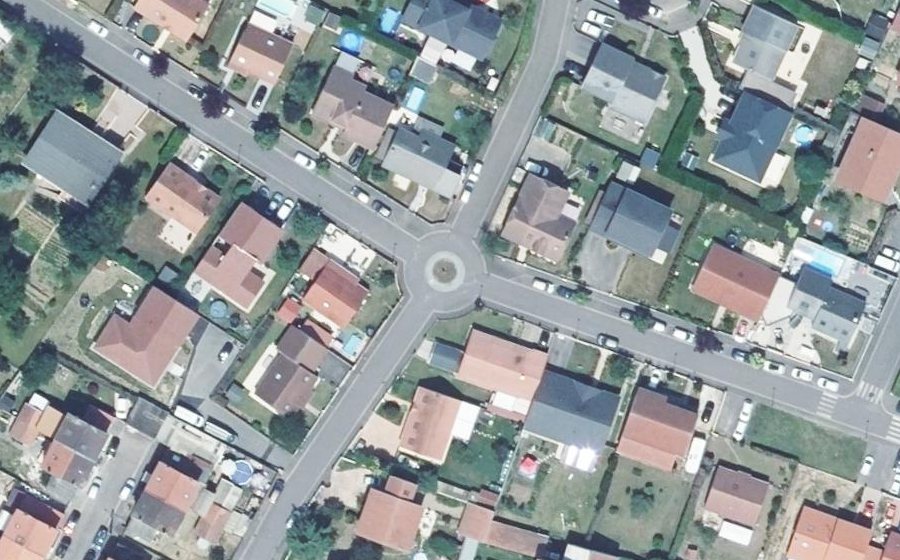 Vue aérienne du Rond-point anonyme n°184331677