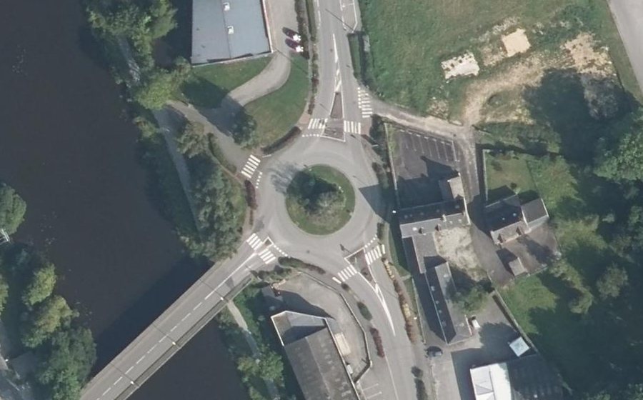 Vue aérienne du Rond-point anonyme n°184342199