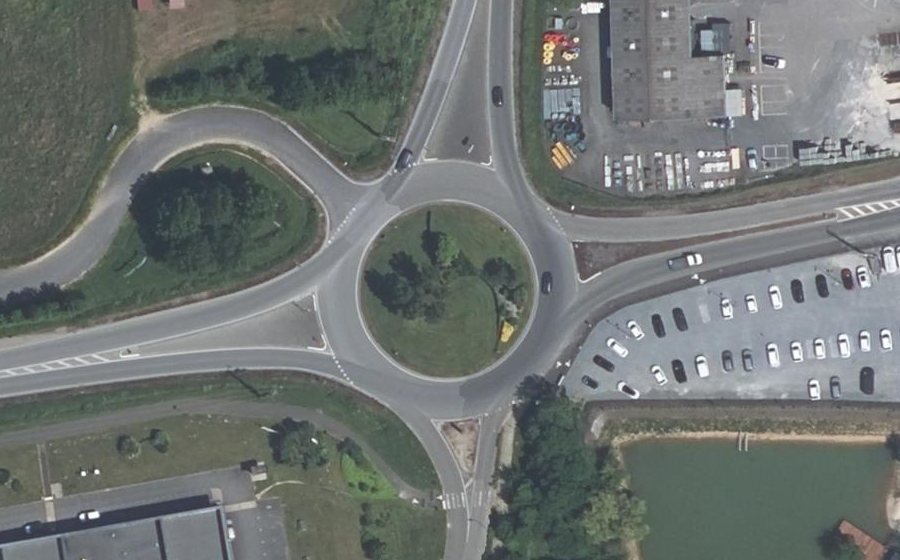 Vue aérienne du Rond-point anonyme n°184350216