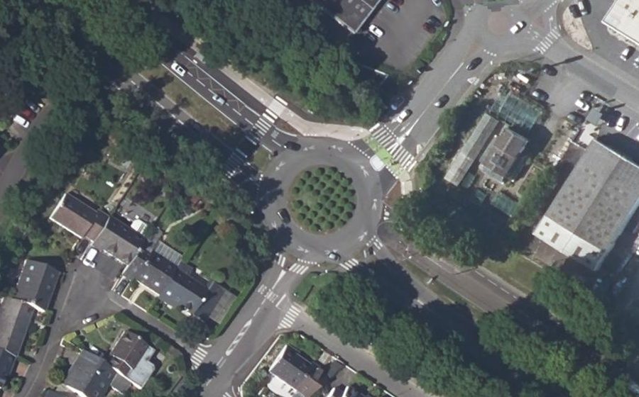 Vue aérienne du Rond-point anonyme n°184359726